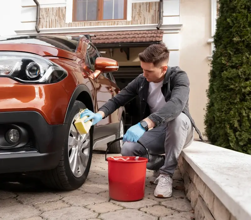 Lavage auto à domicile Saint-Lézer : professionnel intervenant sur un véhicule